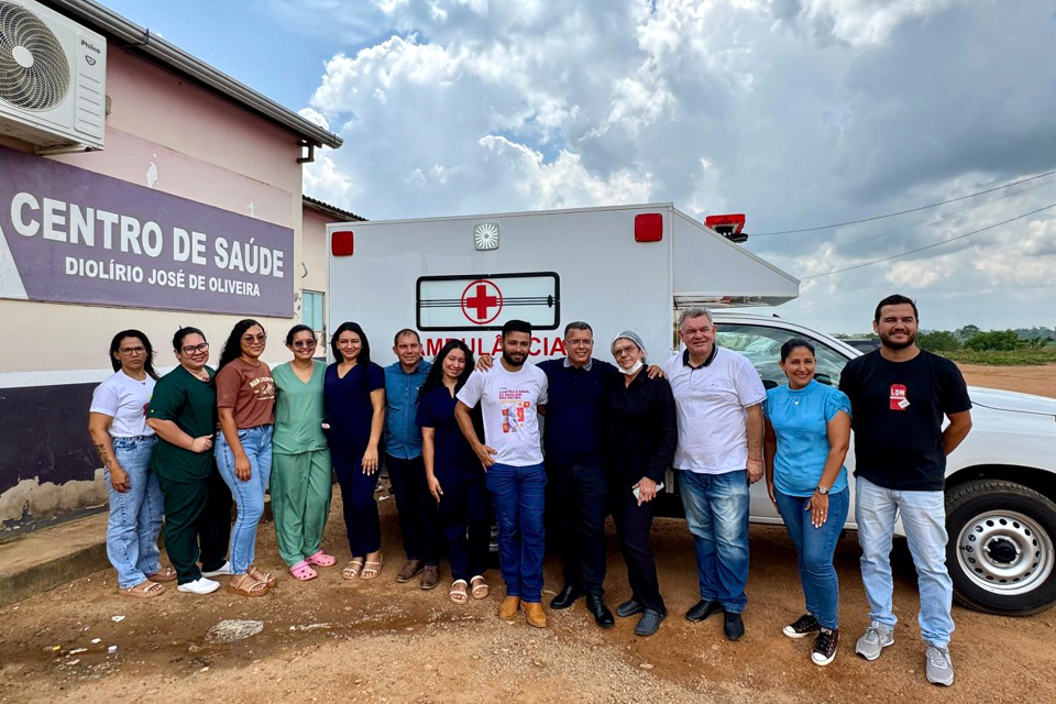 Prefeitura de Nova Mamoré entrega duas novas ambulâncias para distritos