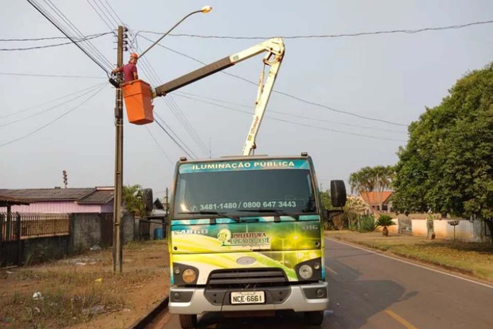 Trabalhos de reparos da iluminação pública e implantação de lâmpadas LED continuam