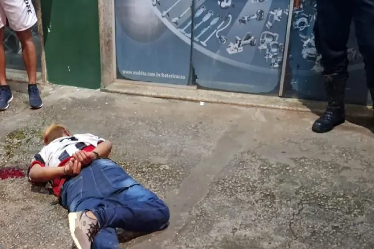 Suspeito de roubo é espancado após tentar assaltar mulher em parada de ônibus