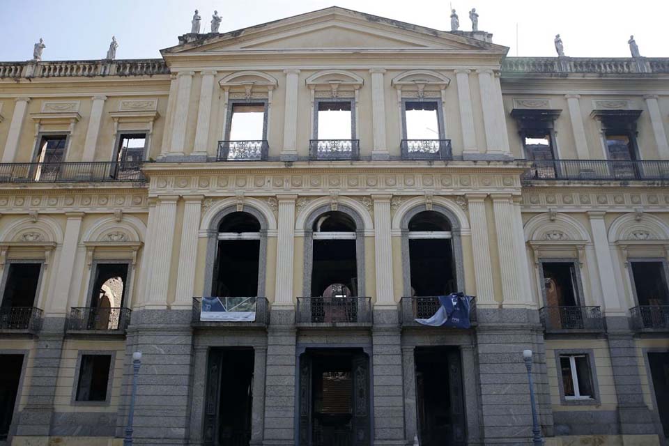 Ministro da Educação se compromete a ajudar o Museu Nacional
