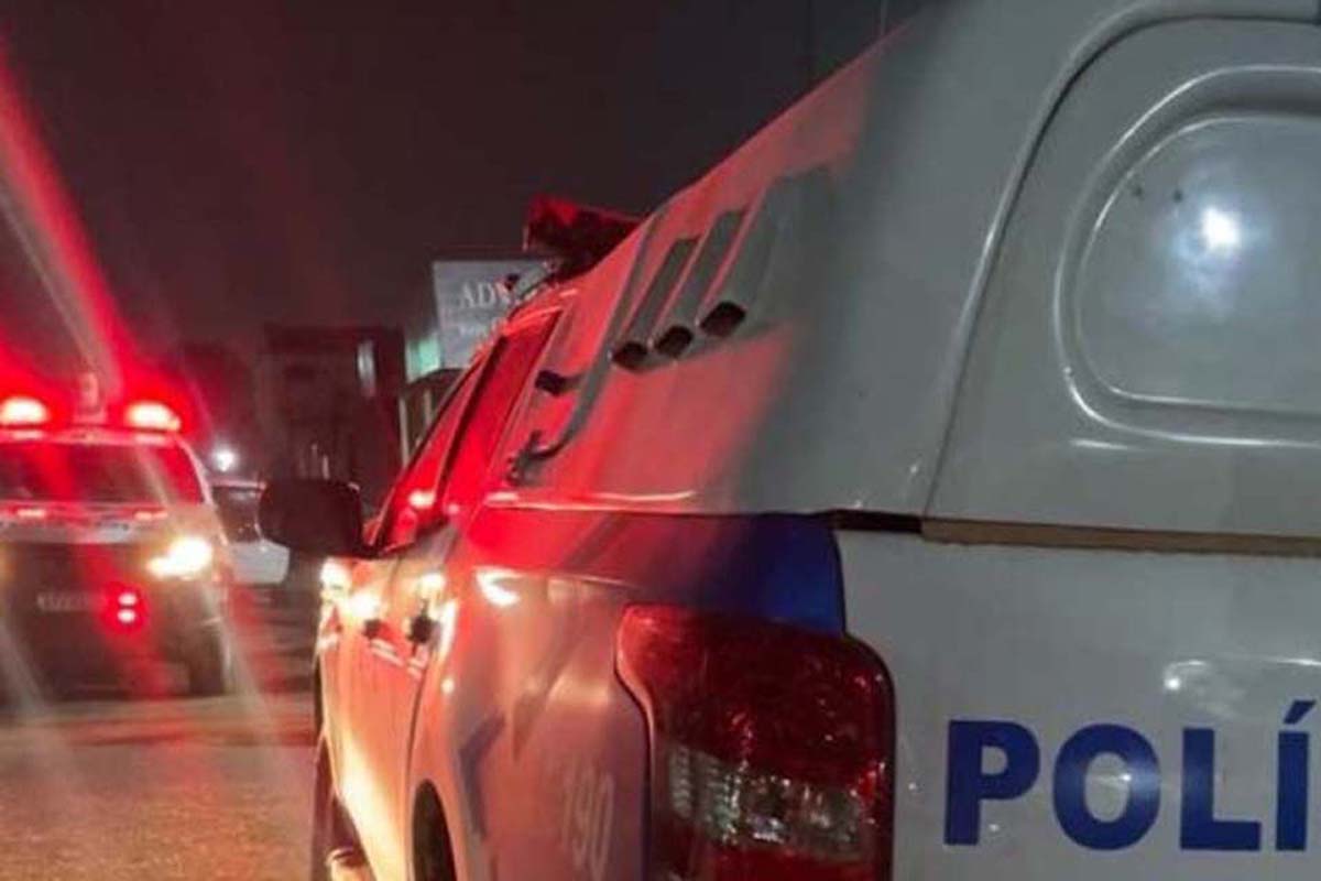Foragido é preso vendendo drogas em barraco na zona sul