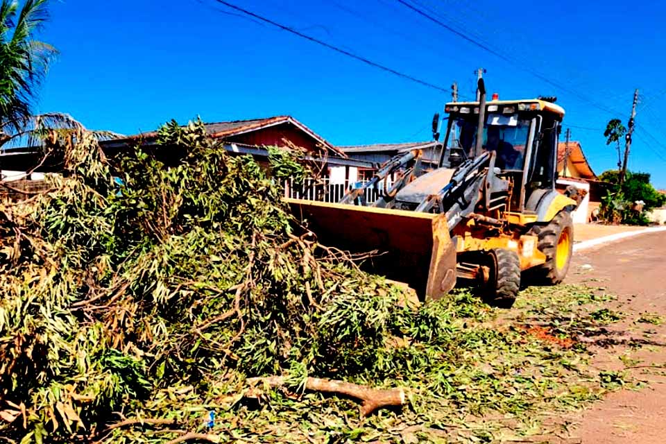 Distrito Nova Londrina recebe limpeza de meio-fio e recolhimento de galhos