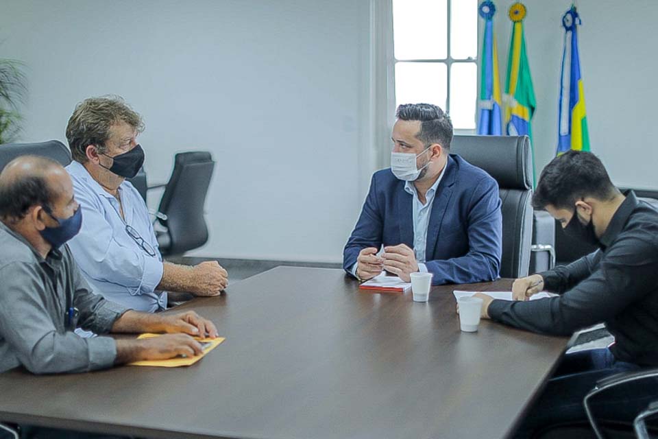 Chefe de gabinete da presidência da ALE-RO recebe prefeito e vereador de Vale do Anari