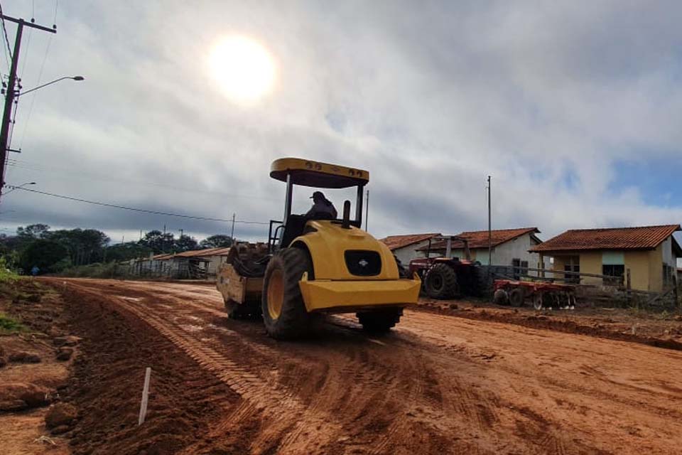 Acesso ao residencial Primavera recebe pavimentação asfáltica; obra é executada com recurso próprio da prefeitura  