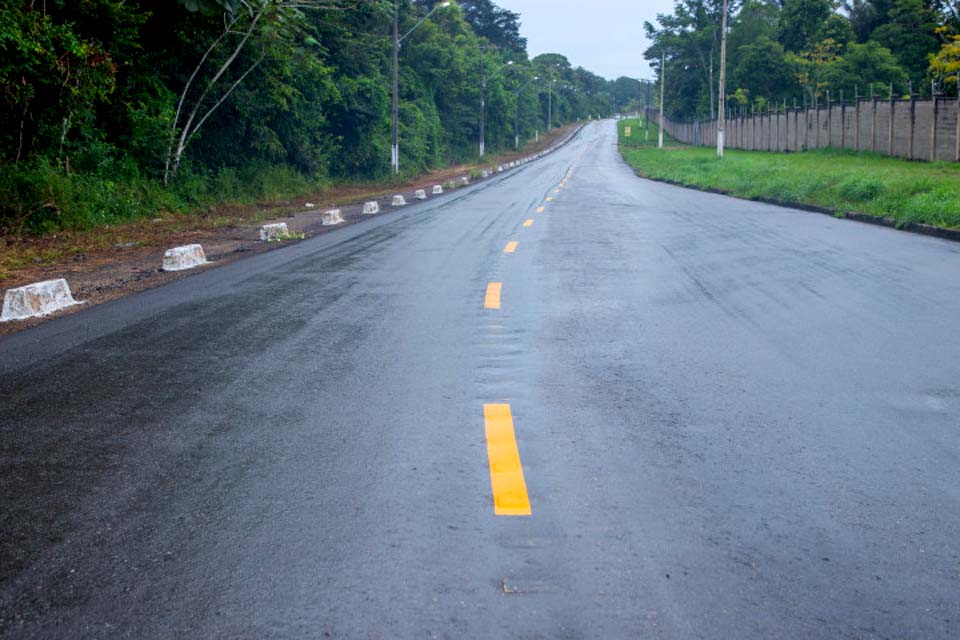 Totalmente recapeada, Estrada do Santo Antônio recebe sinalização de trânsito