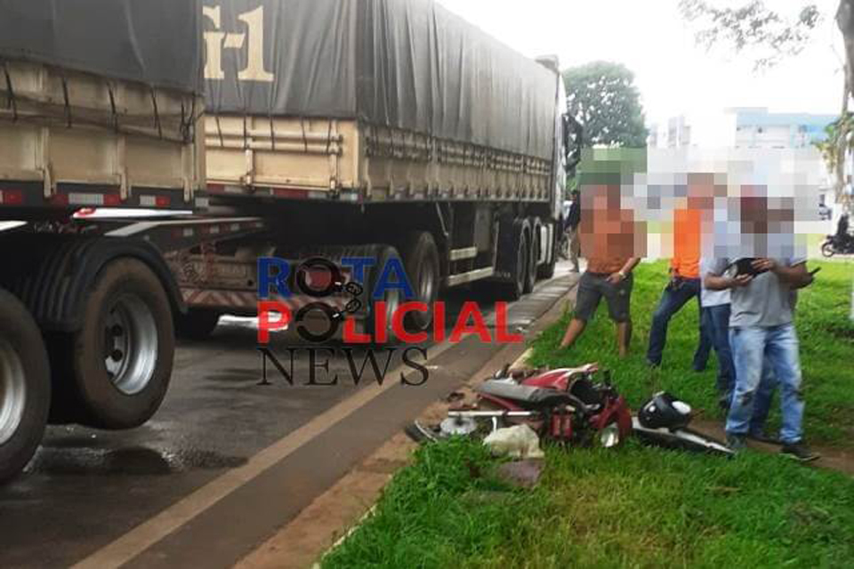 Motoneta é esmagada por carreta na BR-364 em Vilhena