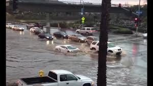 Motorista de Lamborghini atravessa área alagada