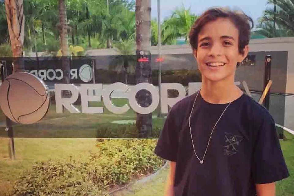 Ator mirim denuncia pedófilos que pedem nudes nas redes sociais