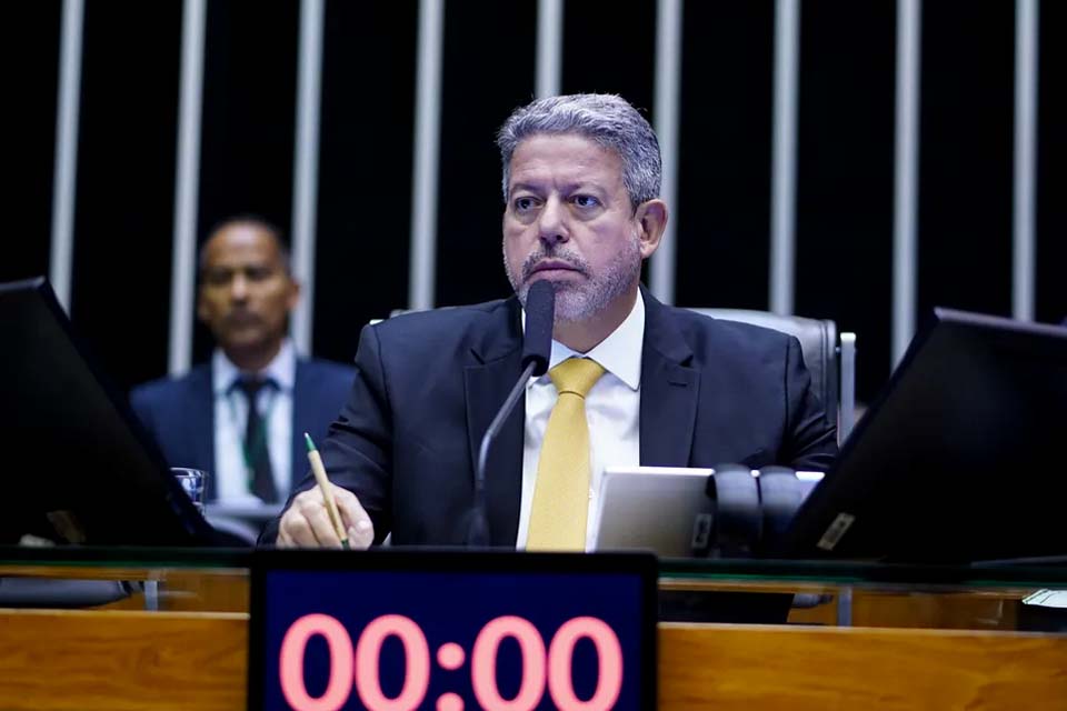 Arthur Lira fecha acordo e anuncia 'superbloco' com nove partidos