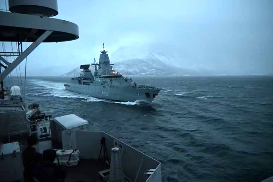 Irã diz ter impedido navios de guerra americanos de entrar em Ormuz; EUA negam que foram alvo de ataque