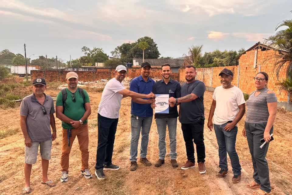 Prefeitura entrega título definitivo de propriedade à Associação de Moradores do Primavera