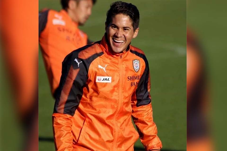 Elsinho promove jogo entre amigos e distribui brindes no campo do Ipanema