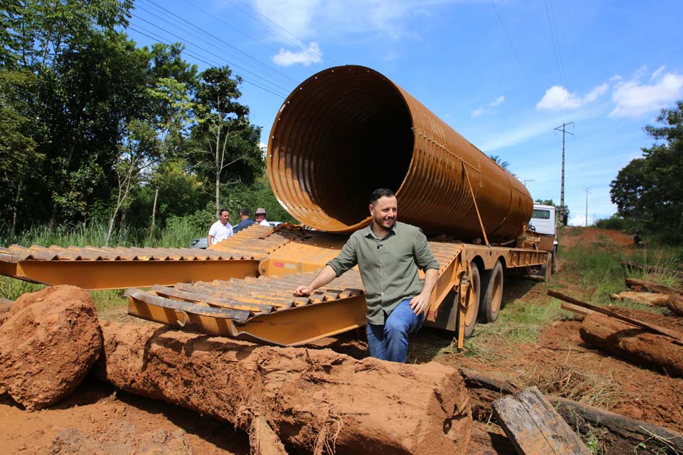 Semosp de Vilhena inicia substituição de ponte de madeira por tubos armcos sobre o Rio Pires de Sá