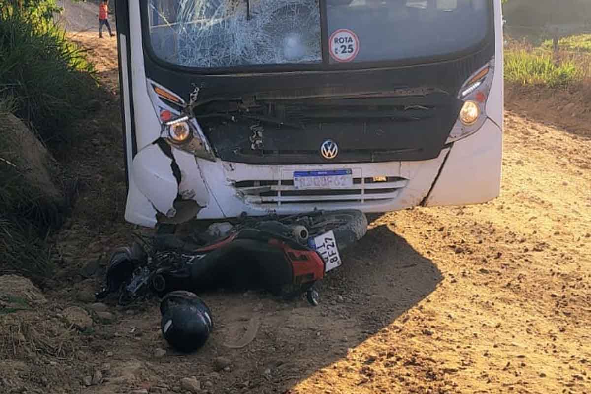 Motociclista morre após colisão frontal contra ônibus escolar na zona rural 
