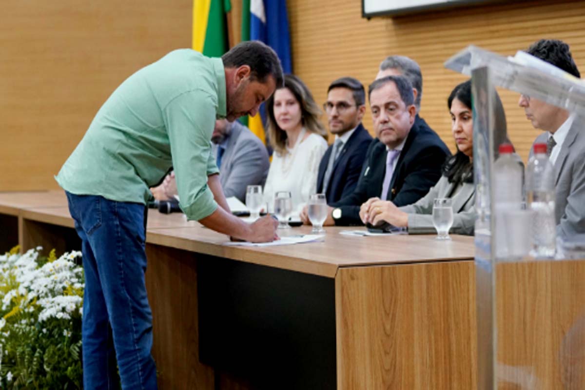 Hildon assina Pacto pela Educação e promete levar programa premiado para todo o Estado