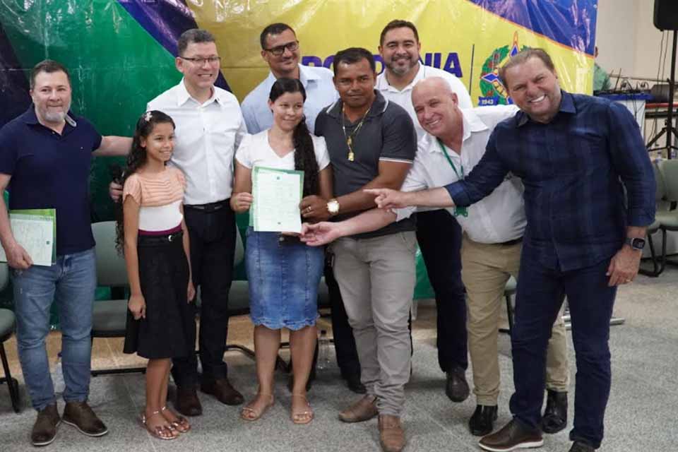 Nova Brasilândia: Produtores recebem títulos rurais com apoio do deputado Cirone Deiró