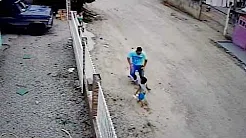 Criança é atropela por carro e sobrevive 