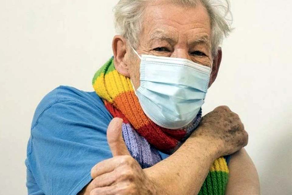Ian McKellen é a primeira celebridade a ser vacinada contra o coronavírus