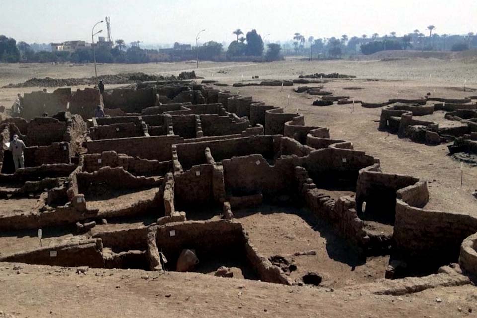Arqueólogos descobrem cidade planejada do século VI no Egito