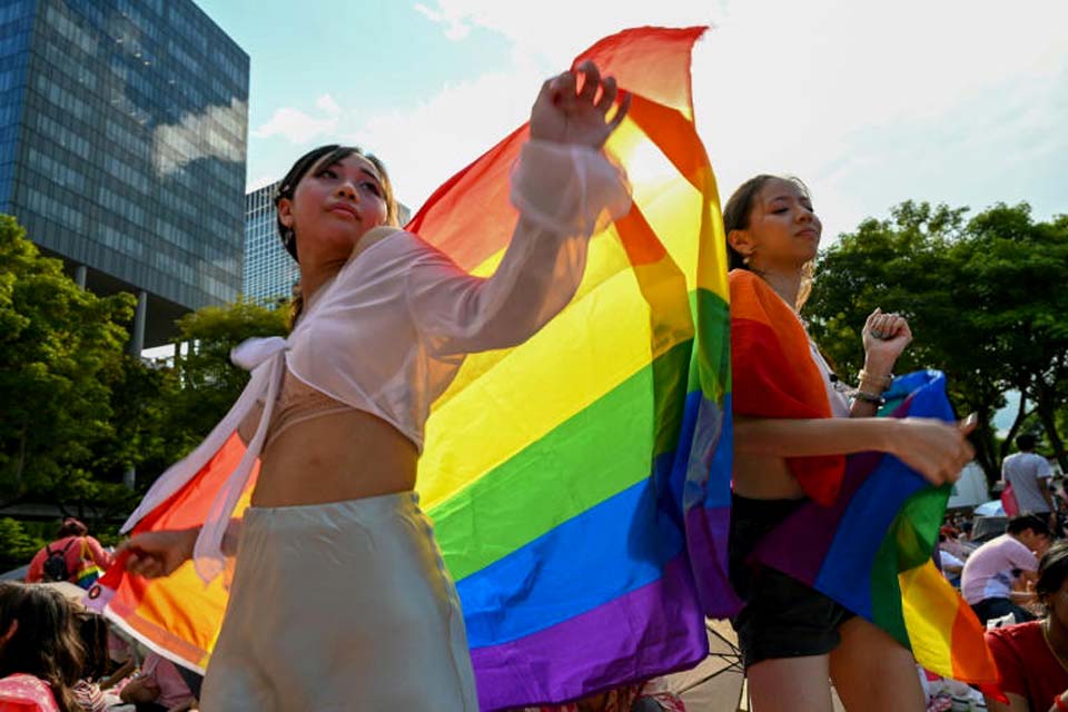 Singapura revoga lei contra homossexualidade, mas mantém casamento 'tradicional'