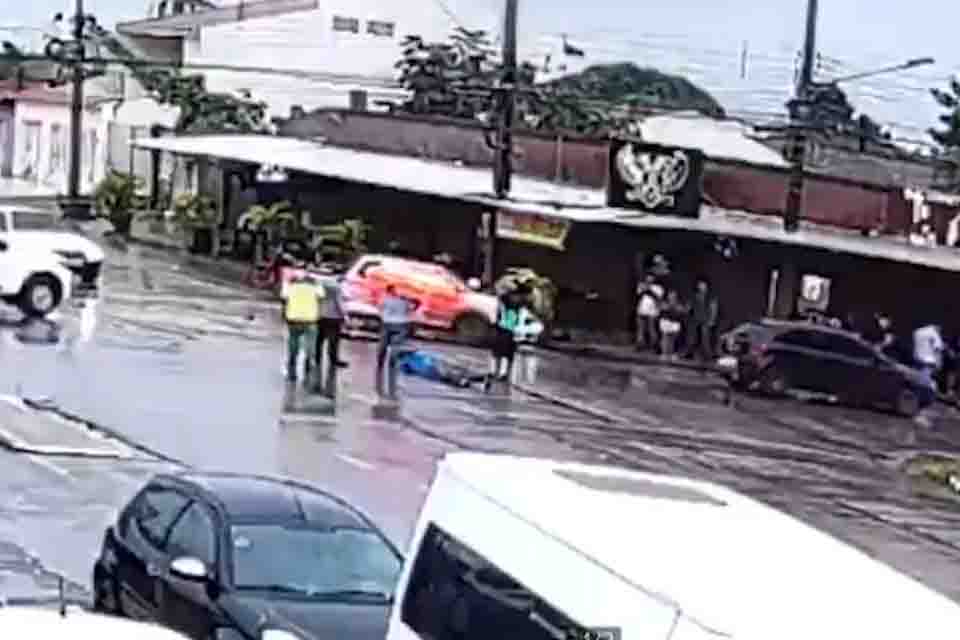 Mulher tem perna quebrada após carro invadir conveniência em Porto Velho