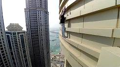 Jovem arrisca a vida andando em prédio sem equipamento 