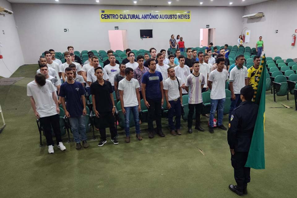 Junta Militar realiza juramento à Bandeira para 72 jovens do município