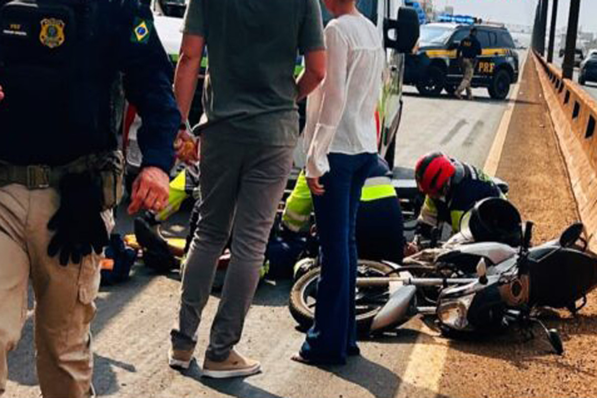 Motociclista fica gravemente ferido após colisão com carro na BR-364