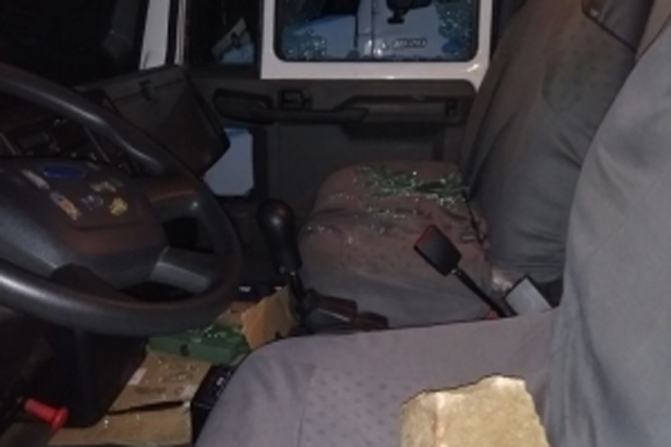 Motorista de caminhão desvia de buraco é atacado a pedrada por motociclista