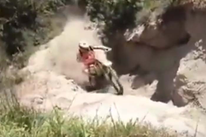 Praticante de motocross erra salto e encaixa moto no buraco