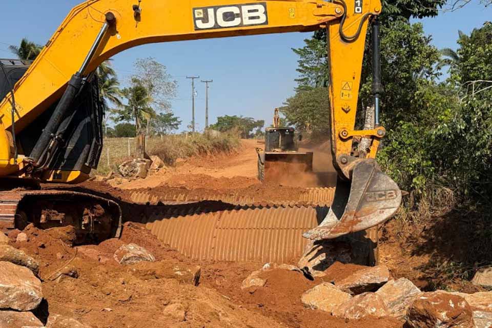 Prefeitura de Jaru substitui mais uma ponte de madeira por tubo Armco na Linha 619