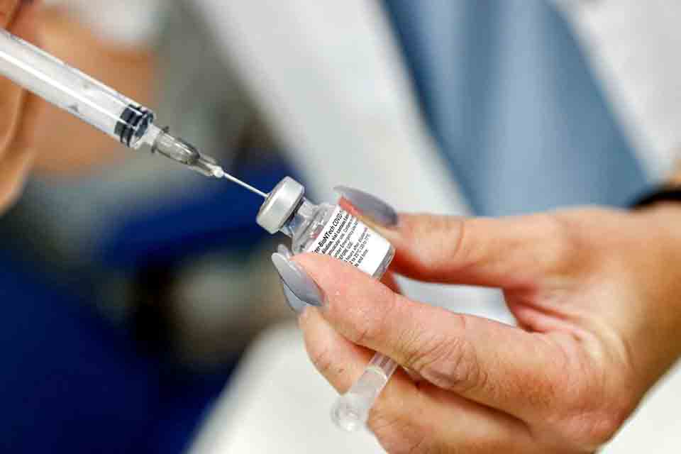 Israel estuda oferecer 4ª dose de vacina a todos os adultos