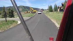 Escavadeira desliza para fora do reboque