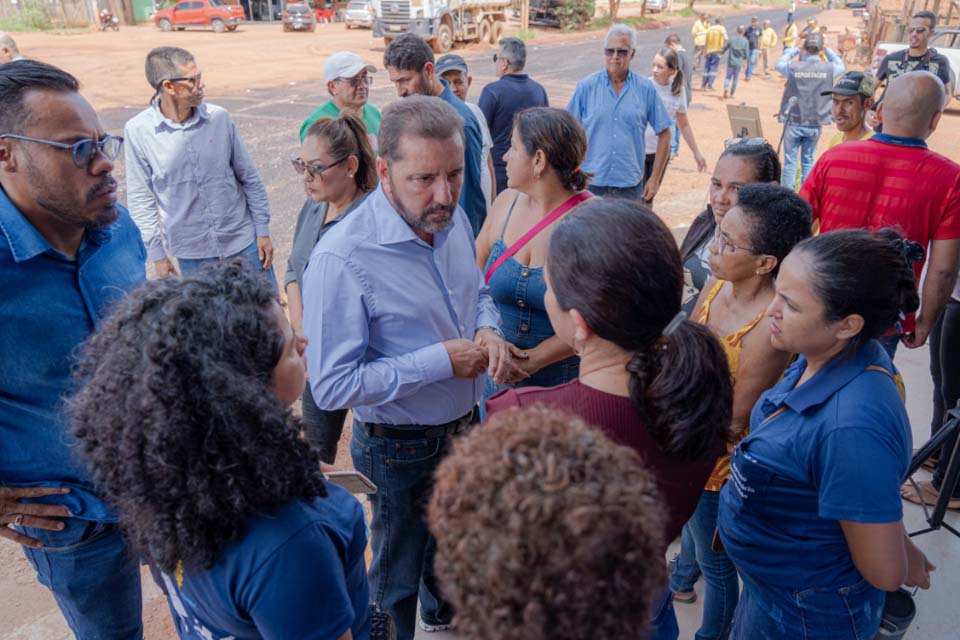 Prefeitura começa a asfaltar Vista Alegre do Abunã; Prefeito Hildon Chaves foi recebido pela população do Distrito