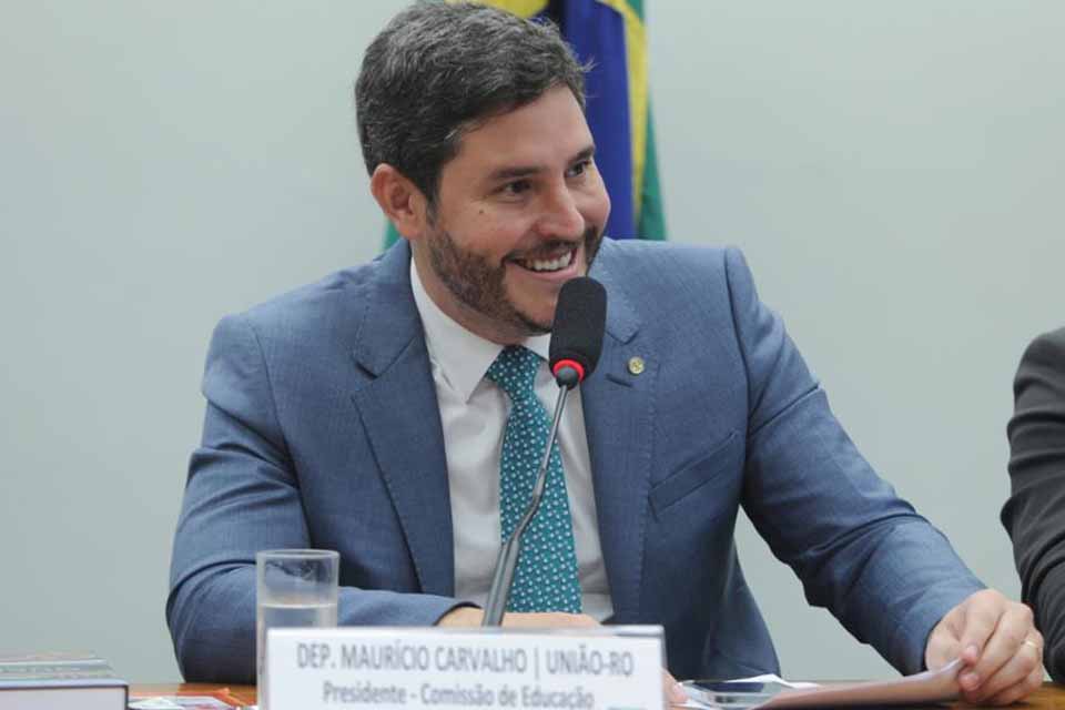 Presidente da Comissão de Educação, Maurício Carvalho silencia diante das desastrosas notas no Exame de Avaliação Médica