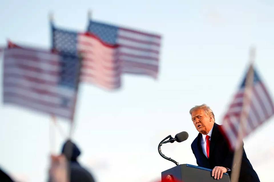 Facebook mantém conta de Trump suspensa e deixa decisão final para comitê independente