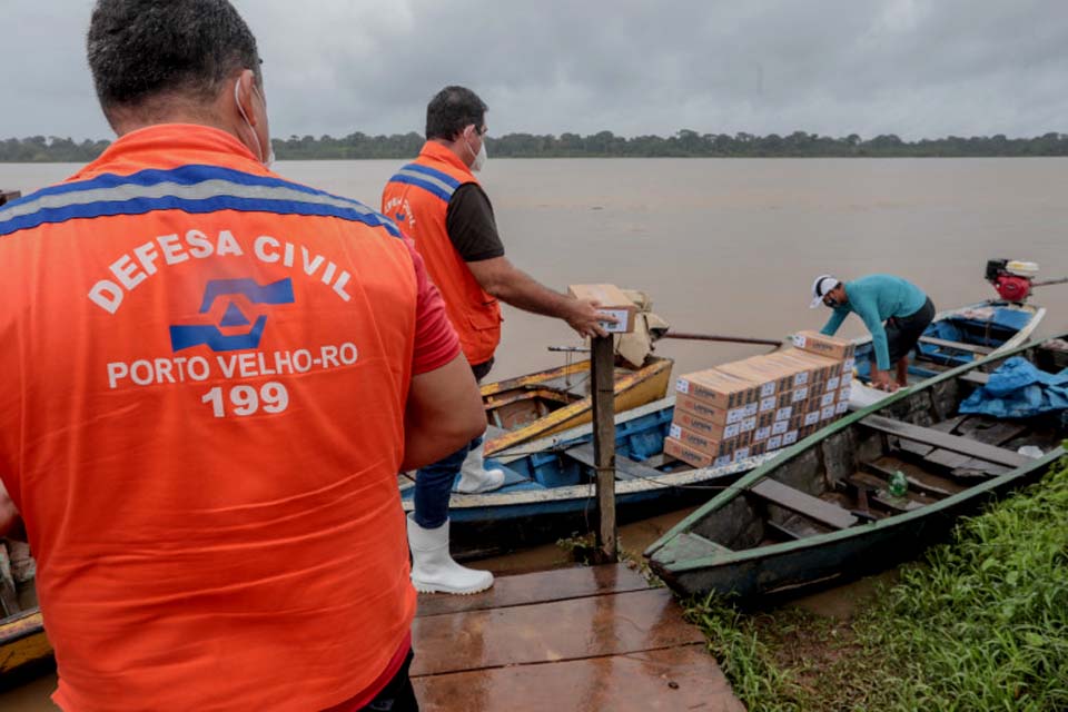 Em Porto Velho, ribeirinhos afetados pela subida do nível do rio Madeira recebem assistência