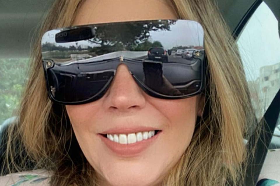 Simony posa antes de sessão de quimioterapia: 'Assim enfrento as minhas batalhas'