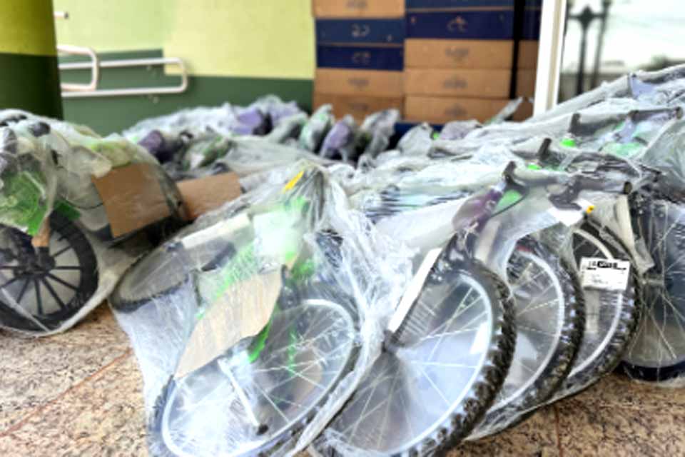 Prefeitura de Espigão do Oeste realiza evento histórico no Dia das Crianças com sorteio de 80 bicicletas