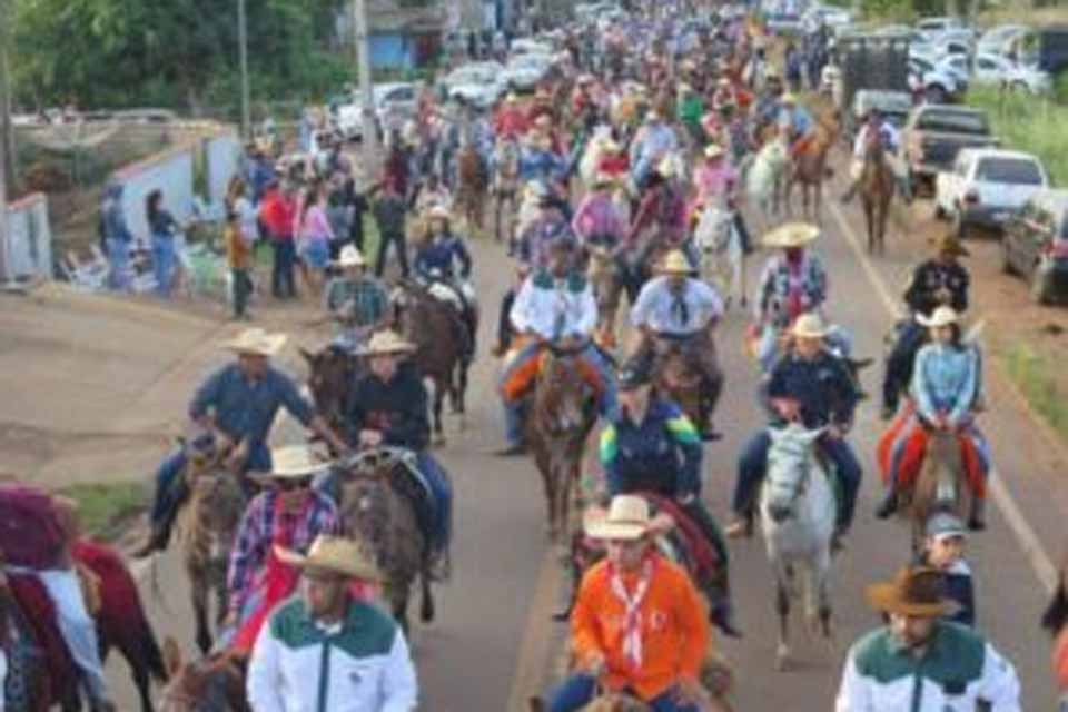 Cavalgada marca abertura da 37ª Expocol em Colorado; confira programação