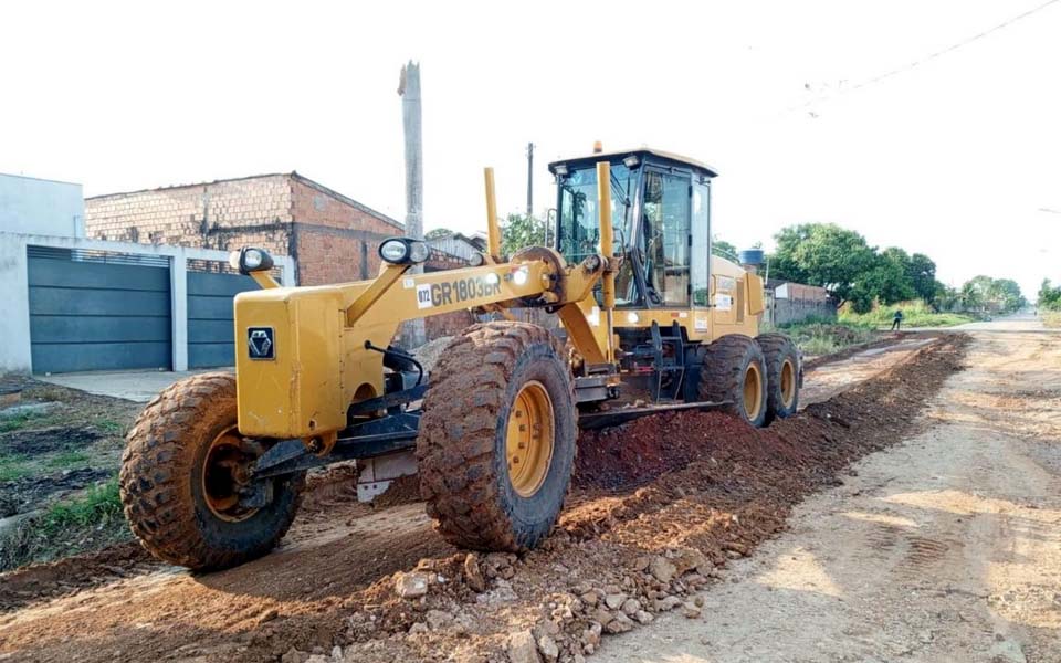 Prefeitura executa obras de limpeza, patrolamento e encascalhamento em bairros