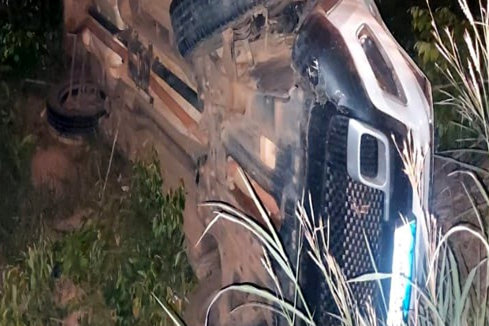 Carrro ocupado por família capota em ribanceira na BR-364