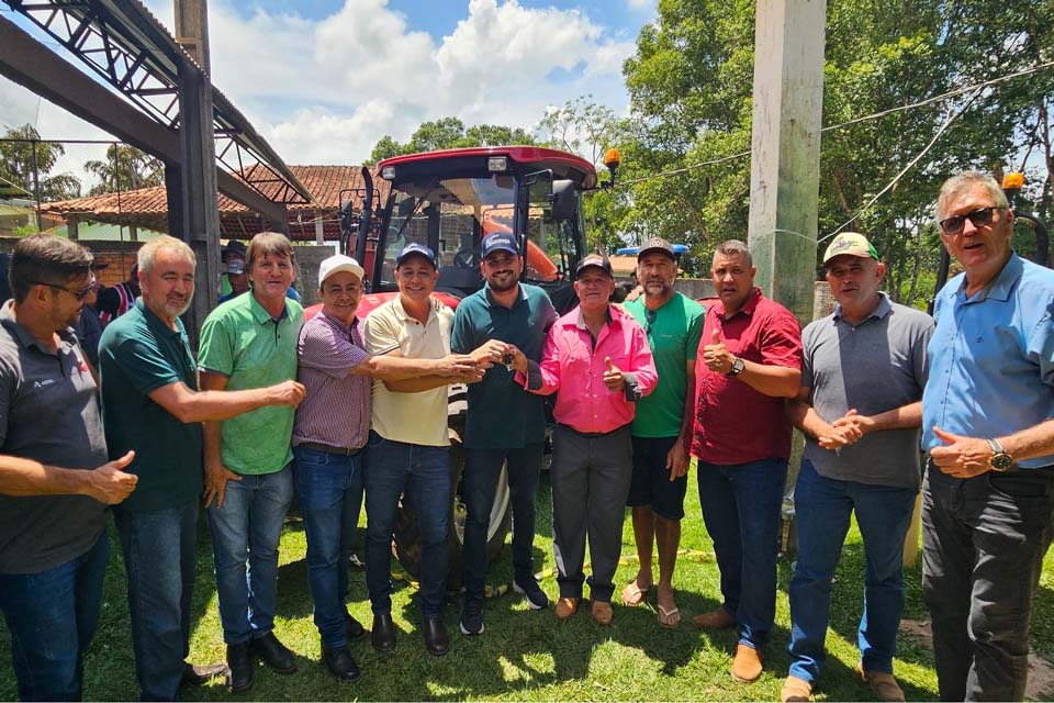 Deputado Jean Mendonça entrega de equipamentos agrícolas em Espigão do Oeste