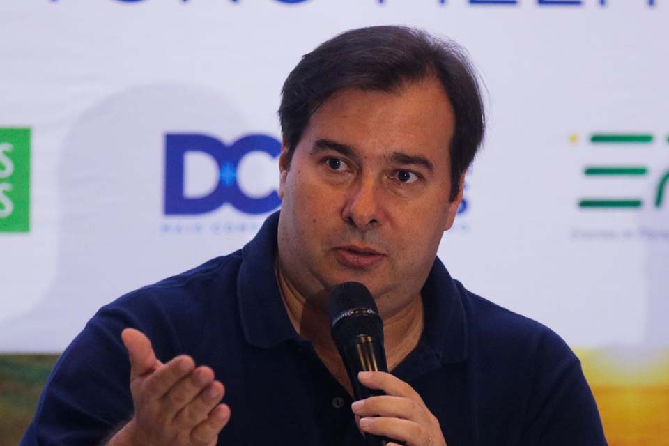 Maia quer votar orçamento paraleo em dois turnos na próxima semana