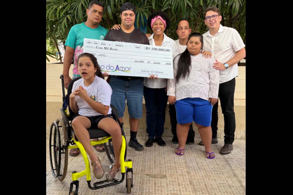 Deputada Sílvia Cristina participa da entrega de R$ 100 mil à Apae de Jaru