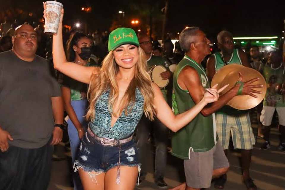 Cantora Lexa participa de ensaio de rua ao lado da mãe Rainha de Bateria