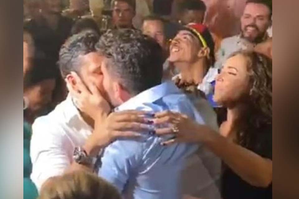 VÍDEO - Carlinhos Maia e Lucas Guimarães dão o primeiro beijo em público