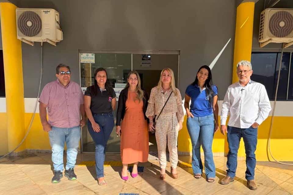 Ieda Chaves confere reforma concluída de quadra esportiva em escola agrícola de Cerejeiras