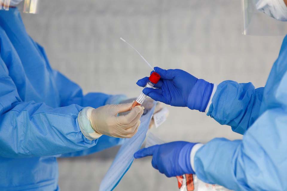 Com aumento de mortes, Miami volta a fechar restaurantes