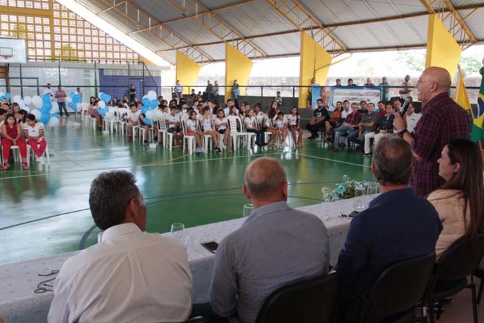 Comunidade ganha mais um espaço esportivo com a inauguração da quadra coberta na Escola Floriano Peixoto